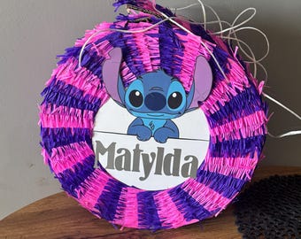 Piñata de Stitch hecha a mano con nombre y edad personalizados.
