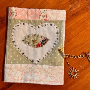 Cubierta de diario de tela hecha a mano • Aplique de corazón, dije de cristal y sol