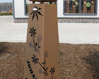 Columna + Cuenco Jabo Design Rust RS95+S11 "Texto personalizado con enredadera floral bajo un sol de acero inoxidable" Decoración de columna con flores estilo Corten