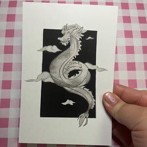 Cartão postal de dragão desenhado à mão com fundo preto | Arte de fantasia exclusiva | Cartão postal de papel personalizado