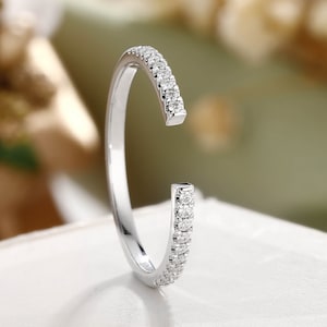 Alliance or trouée Alliance ouverte Alliance moissanite Bague de mariage unique Bague à empiler Bague en or blanc