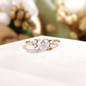 Anel de noivado delicado de moissanita, anel de moissanita com corte redondo, anel de aglomerado de moissanita, anel de ouro rosa sólido 14K, anel de promessa