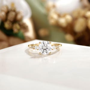 Anel de noivado simples de moissanita, anel redondo de moissanita, anel de aglomerado de moissanita, anel de ouro rosa sólido 14K, anel de promessa de noiva delicado