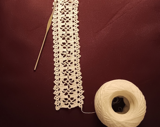 Dainty lace bookmark - Marguerite edging