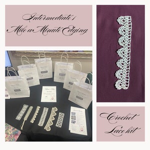 Könnte beinhalten: Ein Tisch mit weißen Papiertüten, die mit "Crochet Edging" beschriftet sind, und einem Schild mit der Aufschrift "Lace Kits". Auf dem Tisch liegen mehrere gehäkelte Spitzenstücke. Das Bild zeigt auch eine Nahaufnahme einer weißen gehäkelten Spitzenborte und ein Schild mit der Aufschrift "Crochet Lace Kit".