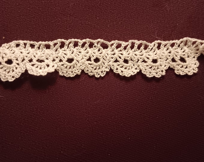 Dainty handmade lace bookmark - Mile a Minute edging