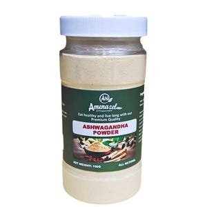 Puede incluir: Un frasco de pl&aacute;stico transparente con tapa blanca que contiene polvo de ashwagandha. El frasco tiene una etiqueta verde con el texto "Ashwagandha Powder" y "Amenazel Organics". El peso neto es de 100g.