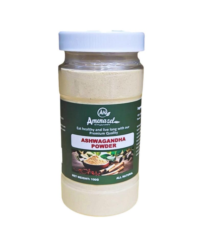 Puede incluir: Un frasco de pl&aacute;stico transparente con tapa blanca que contiene polvo de ashwagandha. El frasco tiene una etiqueta verde con el texto "Ashwagandha Powder" y "Amenazel Organics". El peso neto es de 100g.
