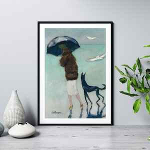 Puede incluir: Una pintura de una mujer con un abrigo marrón paseando a un perro negro por la playa. Ella sostiene una sombrilla azul sobre su cabeza. Hay pájaros blancos volando en el cielo.