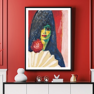 Può includere: Un dipinto incorniciato di una donna che indossa un velo nero e tiene un ventaglio bianco. Il viso della donna è dipinto in modo stilizzato con la pelle verde e le labbra rosse. Lo sfondo è un design astratto rosso e rosa.