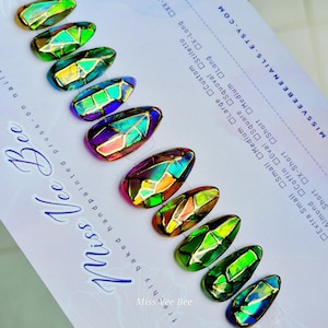 Könnte beinhalten: Handbemalte Press-On-Nägel mit einem Buntglas-Design in schillernden Farben. Die Nägel sind auf einer weißen Karte mit dem Text "Miss Vee Bee" und Optionen für Nagelform und -größe angeordnet.