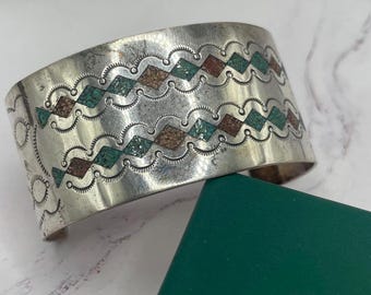 "Erwin Tsosie Navajo Turquoise Men's Coral Turquoise Sterling Silber gestempelt große schwere Manschette 31,3 Gramm 9,5 ""Armband selten signiert Tribal."