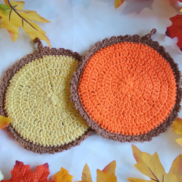 Crochet Pumpkin Pie Hot Pad, Round Thanksgiving Trivet for Hot Dishes, Farmhouse Potholder Kitchen Decor, Handmade Dessert Table Decoration