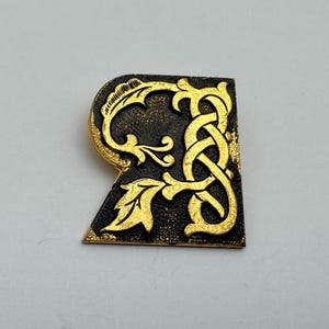 Vintage Sovjetunionen Pin med en stiliserad initialbokstav "Я", utförd i traditionerna av fornslaviska ornament
