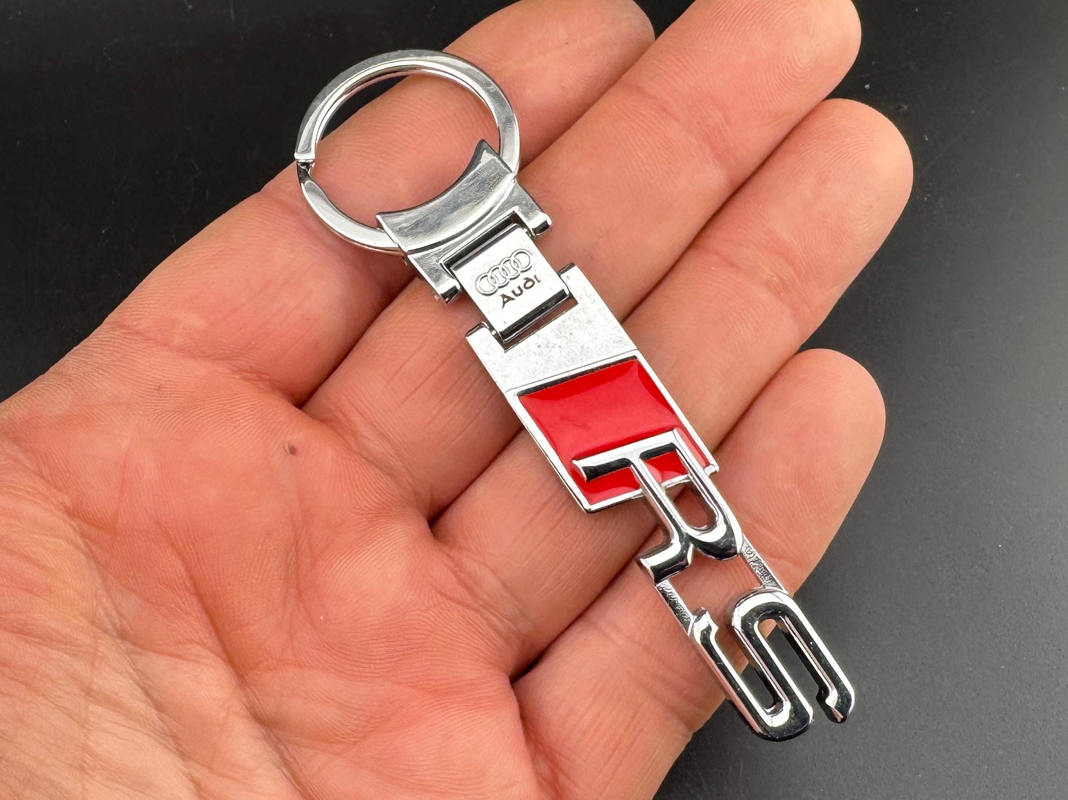 Portachiavi In Pelle Audi RS Con Logo Inciso E Anello Apribile – Nero Con Cuciture Rosse
