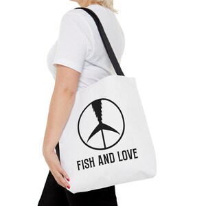 Fisch und Liebe Einkaufstasche, Schwarzweiss-Frieden und Liebe Speerfischen, Fischen Ocean Lovers Strandtasche
