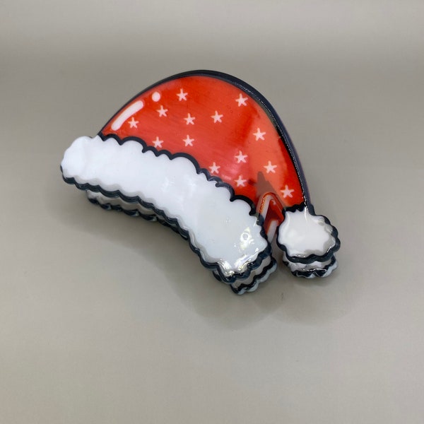 Broche en émail en forme de bonnet de Noël rouge et blanc avec des étoiles