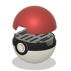 Puede incluir: Una Poké Ball renderizada en 3D, un dispositivo esférico de la franquicia Pokémon. La mitad superior es roja, la inferior es blanca y una banda negra rodea el centro. La parte superior está ligeramente abierta, revelando un interior gris.