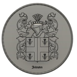 Może przedstawiać: Srebrny okrągły medalion z czarno-białym herbem przedstawiającym hełm, tarczę z czterema symbolami w kształcie litery V i wzorem kwiatowym. Pod herbem znajduje się napis "Johnson".