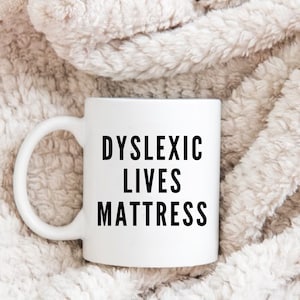 Dyslexic Lives Materac Kubek | Dyslexic Humor Kubek dla dorosłych | 11 uncji Opcja białego i czarnego akcentu