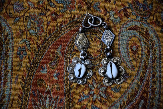 Vintage Eastern tribal earrings with cowrie shell - image 1