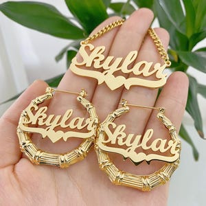 Kindernaamsieradenset, aangepaste sieradenset, naam bamboe oorbellen, gouden bamboe hoepels, naamplaatje ketting, aangepaste naamketting, gepersonaliseerd cadeau