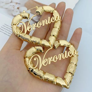 Orecchini a cerchio in bambù con cuore e nome personalizzati, targhetta in corsivo, oro 18k personalizzato, regalo per la mamma