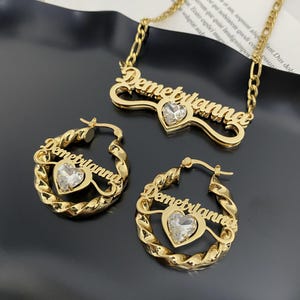 Namensohrringe-Halsketten-Set: Dreh-Ohrringe, Doppel-Typenschild Anhänger, personalisiertes Schmuckset
