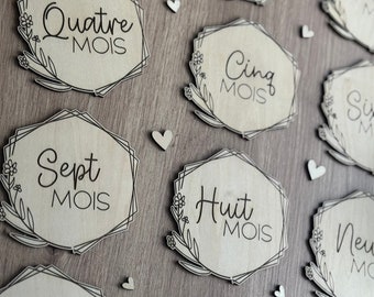 Carte étape en bois, 12 mois et présentation prénom bébé - Motif floral - Cadeau de naissance personnalisé
