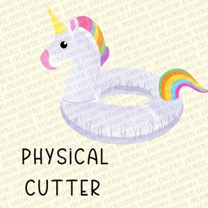 Può includere: Un unicorno con una criniera e una coda arcobaleno galleggia su un anello gonfiabile viola. Lo sfondo è un motivo giallo con il testo "PHYSICAL CUTTER" in nero.