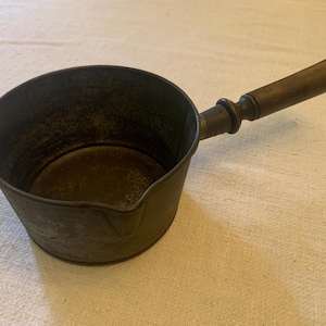 Casserole vintage française avec manche en bois