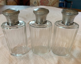 Bottiglia di profumo di Colonia vintage francese, tappi in argento, set di 3 abbinati.