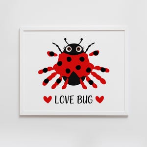 Op de afbeelding: Een witte ingelijste print met een rode en zwarte lieveheersbeestje-illustratie en de tekst "LOVE BUG" met twee rode hartjes aan weerszijden van de tekst.