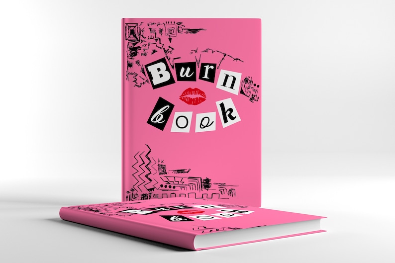 Puede incluir: Un libro rosa con el t&iacute;tulo "Burn Book" en letras blancas y negras con una marca de l&aacute;piz labial rojo sobre el t&iacute;tulo. La portada del libro tiene garabatos negros y blancos alrededor del t&iacute;tulo.