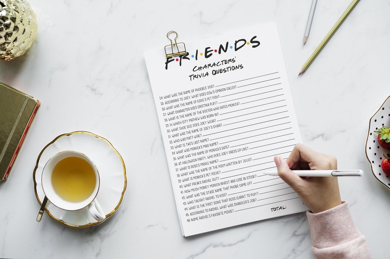 K&ouml;nnte beinhalten: Ein druckbares Friends-Quiz mit 48 Fragen &uuml;ber die Charaktere aus der beliebten Fernsehserie. Die Fragen sind in schwarzer Tinte auf einem wei&szlig;en Blatt Papier geschrieben.
