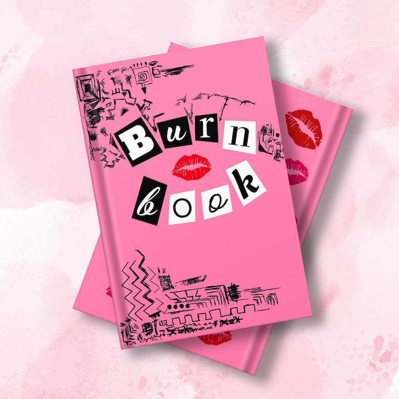 Puede incluir: Una libreta rosa con las palabras "Burn Book" escritas en letras negras en la portada. La libreta est&aacute; decorada con garabatos en blanco y negro y labios rojos.