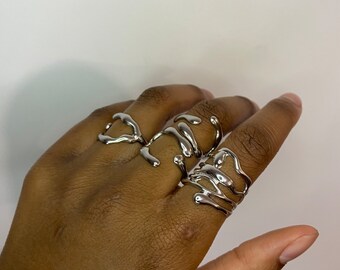Minimalistischer, unregelmäßiger Ring aus Edelstahl und Silber. Geschmolzenes flüssiges Metall. Verstellbarer, ausgefallener Damenring | Silberring | Ringe schmelzen