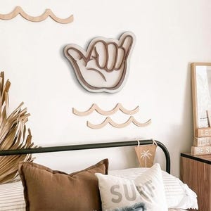 Trä Shaka Hand 20cm – Surf & Boho Väggdekoration – Kuststil – Självhäftande montering ingår