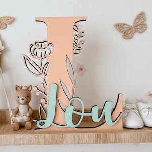 Personalisierte Namensdekoration aus Holz – Blumenbuchstabe und erhabener Name – Wanddekoration für Kinder- und Babyzimmer