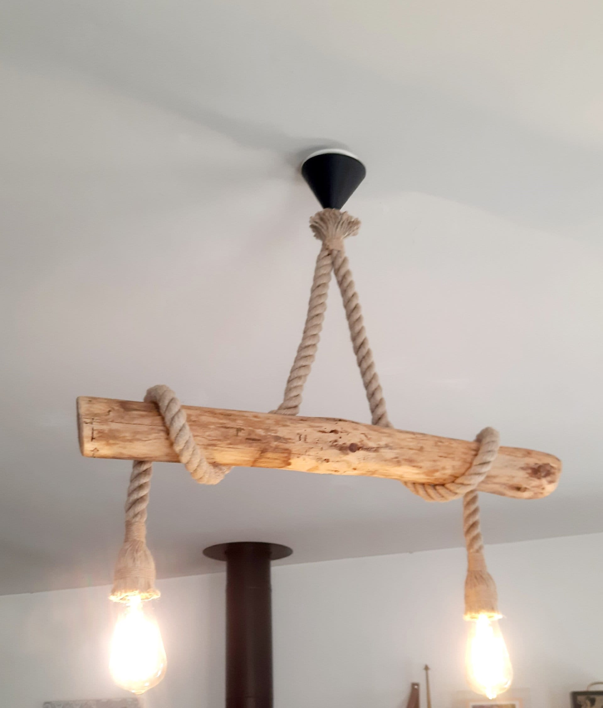 Lustre en bois nordique avec boule en verre blanc