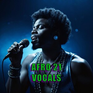 Könnte beinhalten: Ein Mann mit einem Mikrofon singt mit dem Text "AFRO 21 VOCALS" auf seiner Brust.