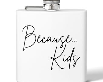 Może przedstawiać: Biała, stalowa butelka na alkohol z srebrną zakrętką i napisem "Because... Kids" w czarnym, ozdobnym piśmie.