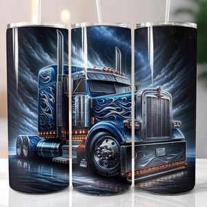 Puede incluir: Un camión semi-remolque azul y plateado con llamas pintadas en el lateral, sobre un fondo azul oscuro con nubes blancas. El camión es un diseño popular para un vaso.