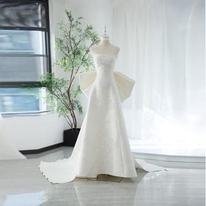 Robe de mariée en mikado ivoire col droit A-ligne brosse robes de mariée sur mesure queues de noeud amovibles chapelle train appliques de dentelle perles perles