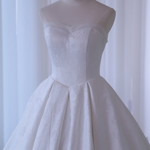 Maßanfertigung Brautkleid Elfenbein Brokat Jacquard kleine Schleppe Brautkleid Basken Taille mit Taschen