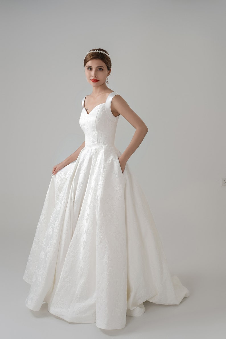 Vestido de novia de satén con relieve jacquard marfil, tirantes y bolsillos, vestido de novia personalizado, vestido moderno con cintura natural preordenada. imagen 6