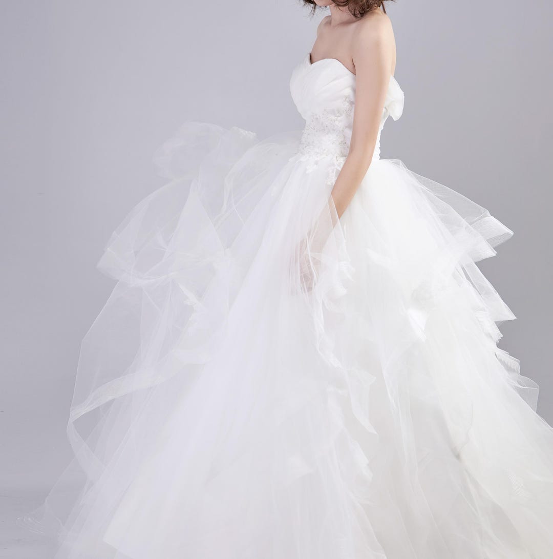 Abito da sposa in organza di tulle avorio lungo fino al pavimento
