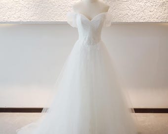 Off-Shoulder Tulle Lace Wedding Dress: Sweetheart Bridal Gown, Custom Made o Order, Chapel Train