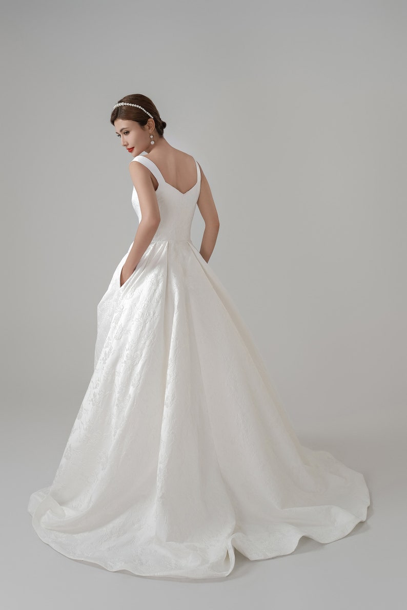 Vestido de novia de satén con relieve jacquard marfil, tirantes y bolsillos, vestido de novia personalizado, vestido moderno con cintura natural preordenada. imagen 7