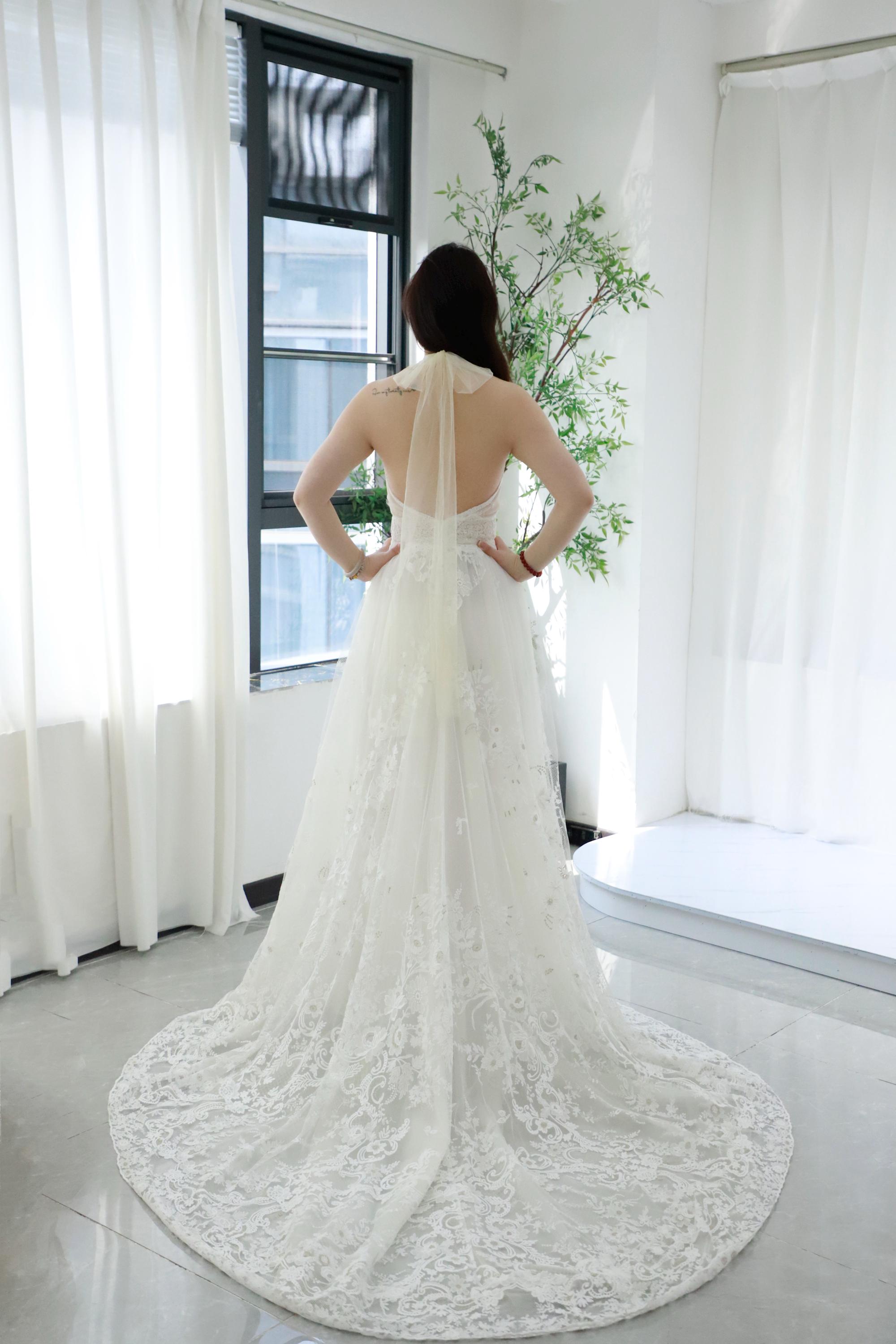 Vintage Lace Wedding Dress Halter Neck Backless A-line Yoke Waist Beach Bridal  Wedding Gowns Custom Made Chapel Train Beige Gold&silver Lace
